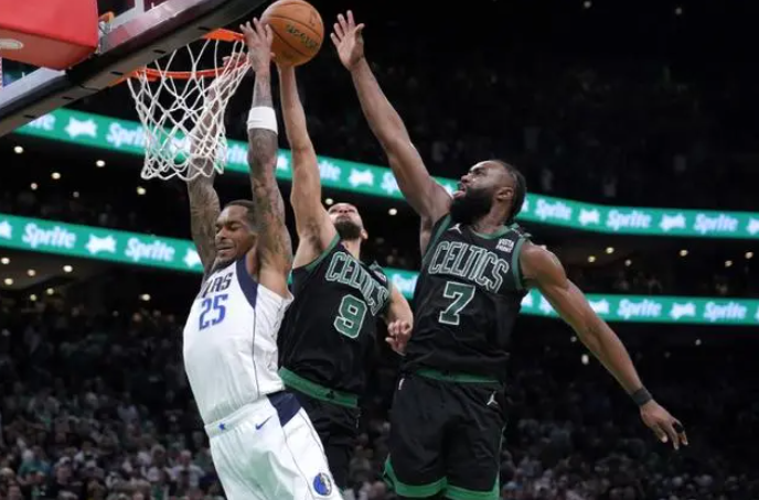 NBA总决赛G2-霍勒迪26分东契奇空砍三双 凯尔特人105：98击败独行侠