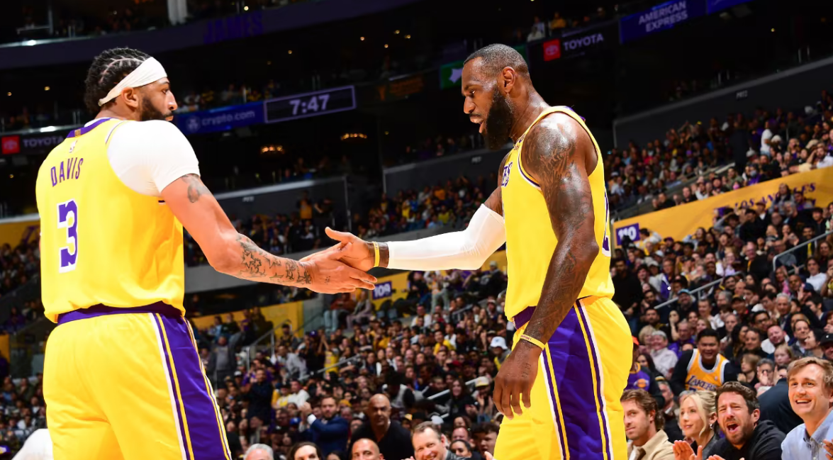 NBA-湖人136-105狂胜老鹰，詹姆斯25+7+10