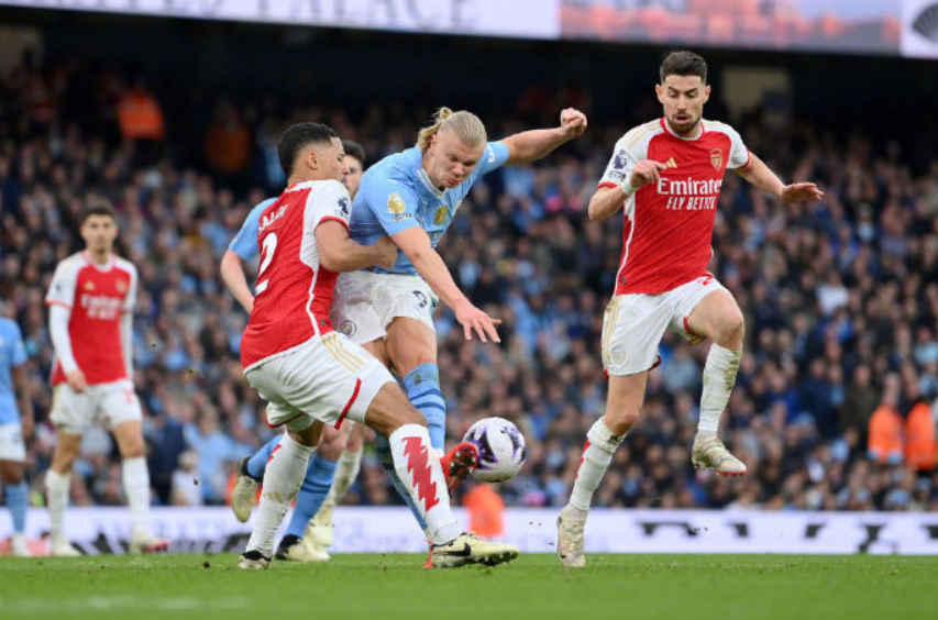 英超-曼城0-0阿森纳，阿克伤退，双方总共仅射正3次