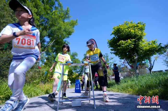北京市体育传统项目学校定向运动比赛举行，935名中小学生参赛